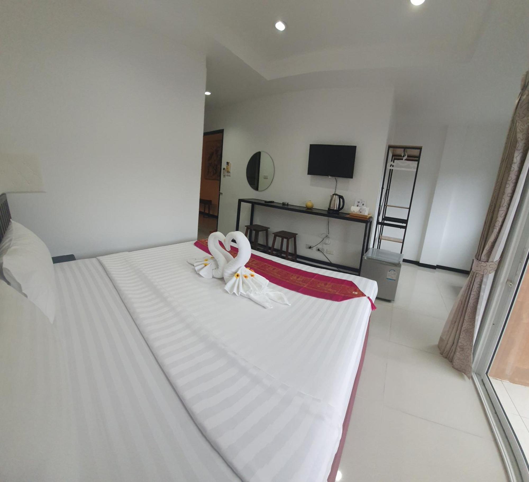 At Home Hotel Patong Exterior foto